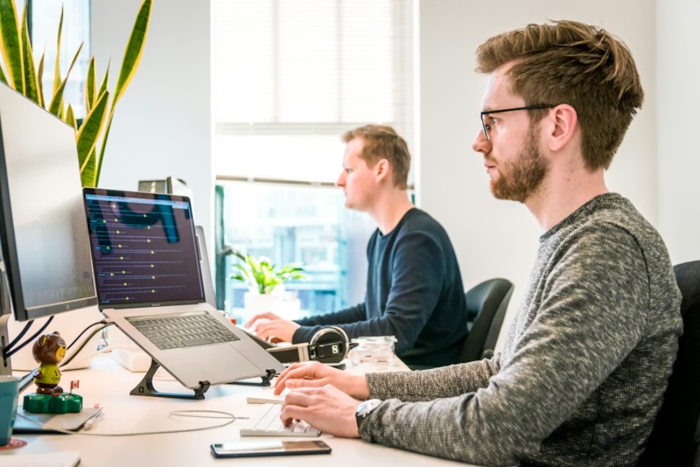 Técnicos desarrollando sistemas de software